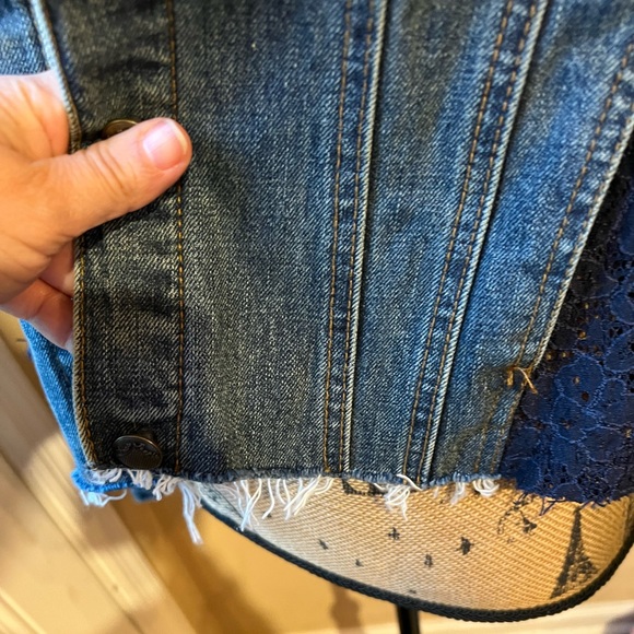 Free people Oversized Lace Paneled Denim Jacket Cropped Frayed Hem SZ Small Blue - Picture 9 of 15